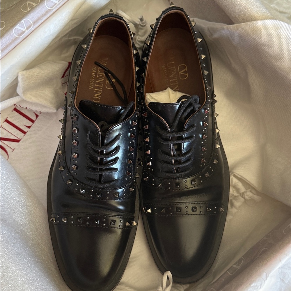VALENTINO GARAVANI
Gentleglam lace-up shoes in Calfskin
